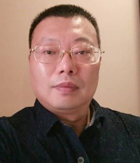 男人戴着眼镜描述已自动生成